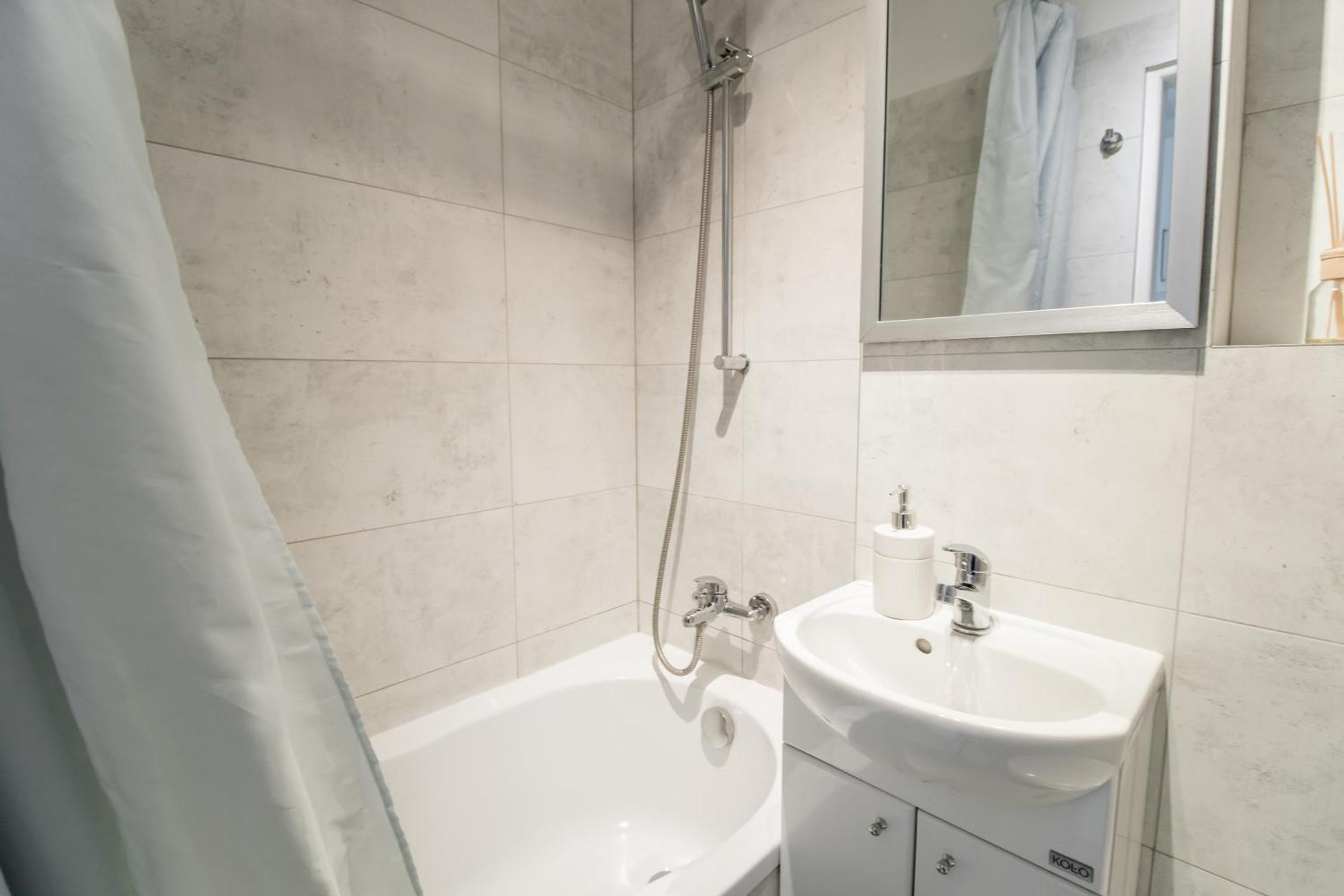 Piotrapartments - Bruna Green City Apartment Варшава Экстерьер фото